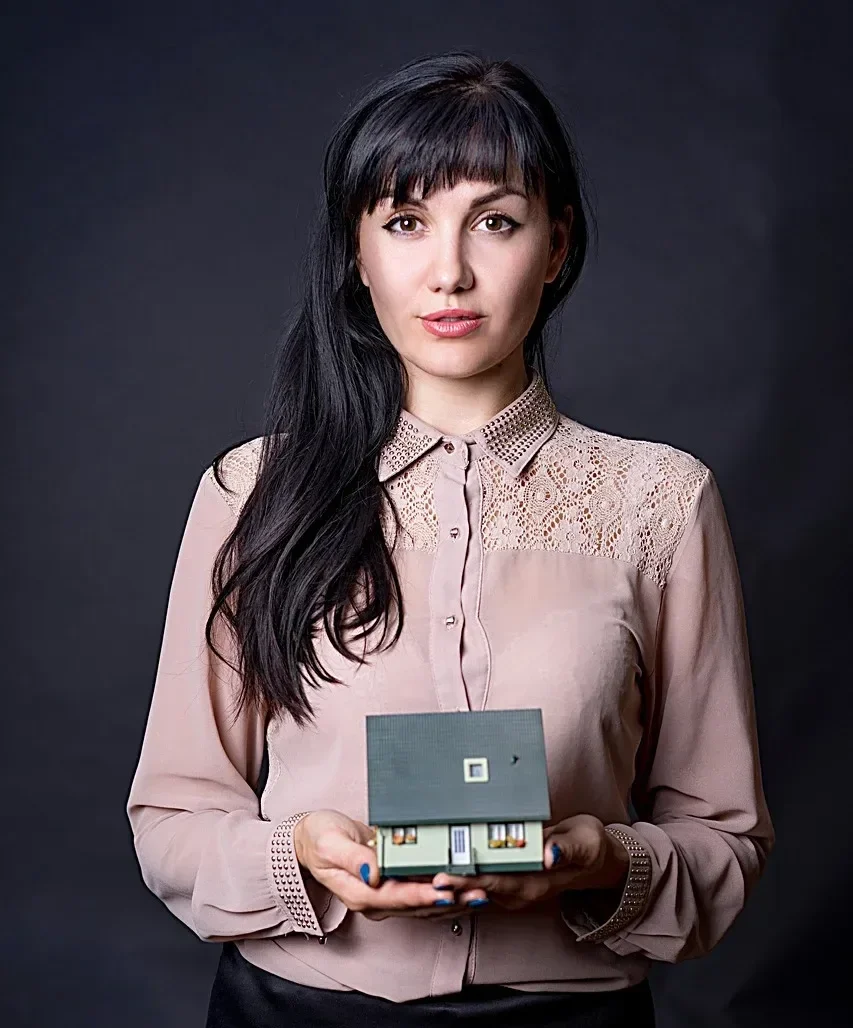 imgi 3 real estate agent woman